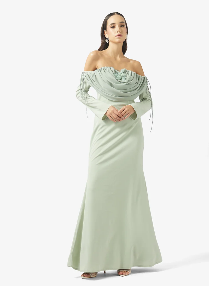 نمشي x فستان سهرة بتفاصيل ثنيات وقصة