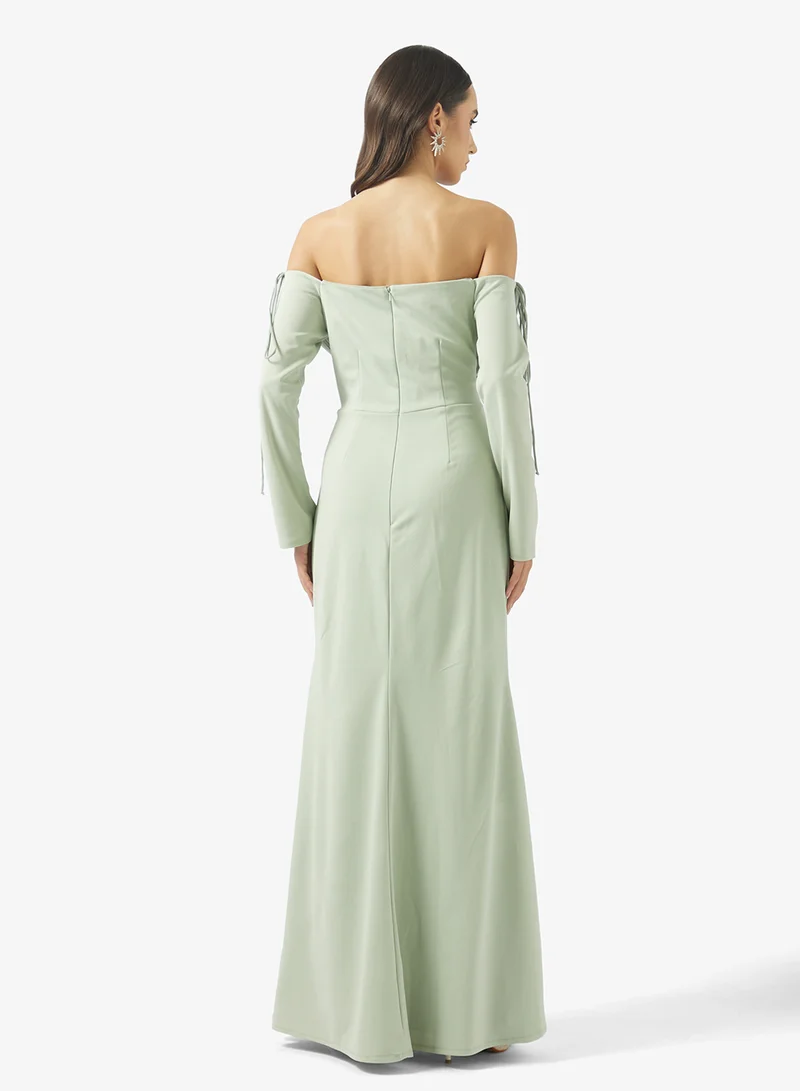 نمشي x فستان سهرة بتفاصيل ثنيات وقصة