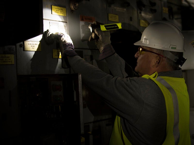 Streamlight ستريملايت 68602 4AA بروبوليمر لوكس ديف 1 هاز-لو 200 لومن 12000 كانديلا مصباح يدوي LED آمن intrinsically مع 4 بطاريات قلوية، أصفر عالي الوضوح، علبة سهلة الفتح - Image 4