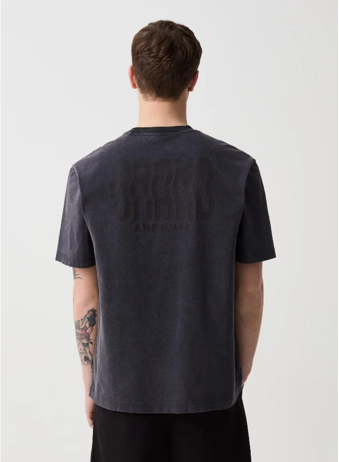 او في اس T-shirt with print and acid wash effect
