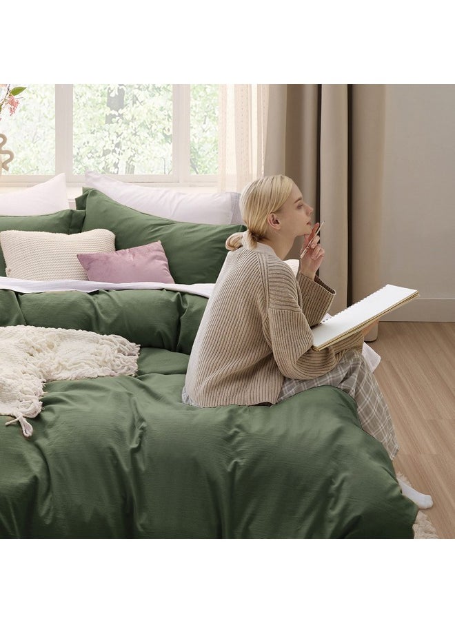بيد شور طقم غطاء لحاف كامل الحجم باللون الأخضر الزيتوني من Bedsure - طقم غطاء لحاف كامل ناعم مغسول مسبقًا، 3 قطع، 1 غطاء لحاف 80 × 90 بوصة مع إغلاق بسحاب و2 غطاء وسادة، اللحاف غير متضمن  - Image 3