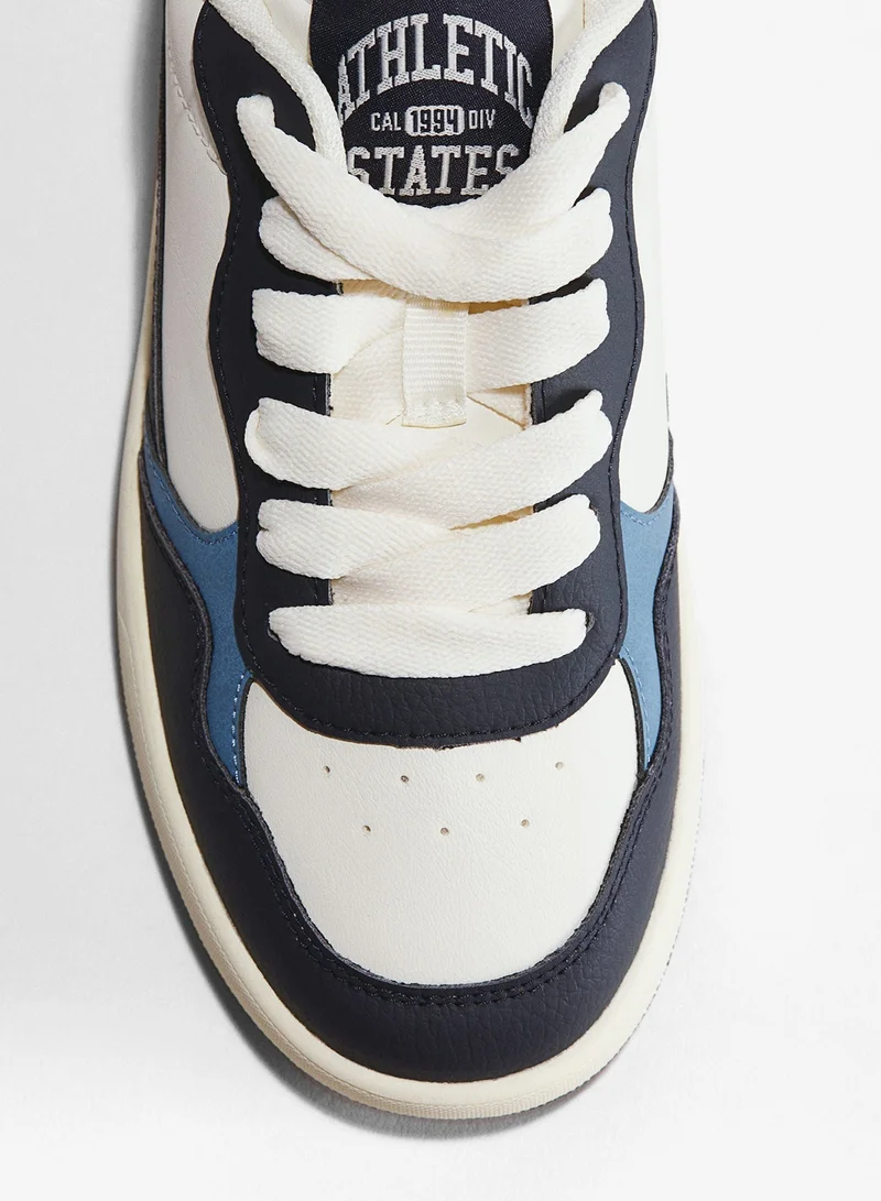 اتش اند ام حذاء رياضي