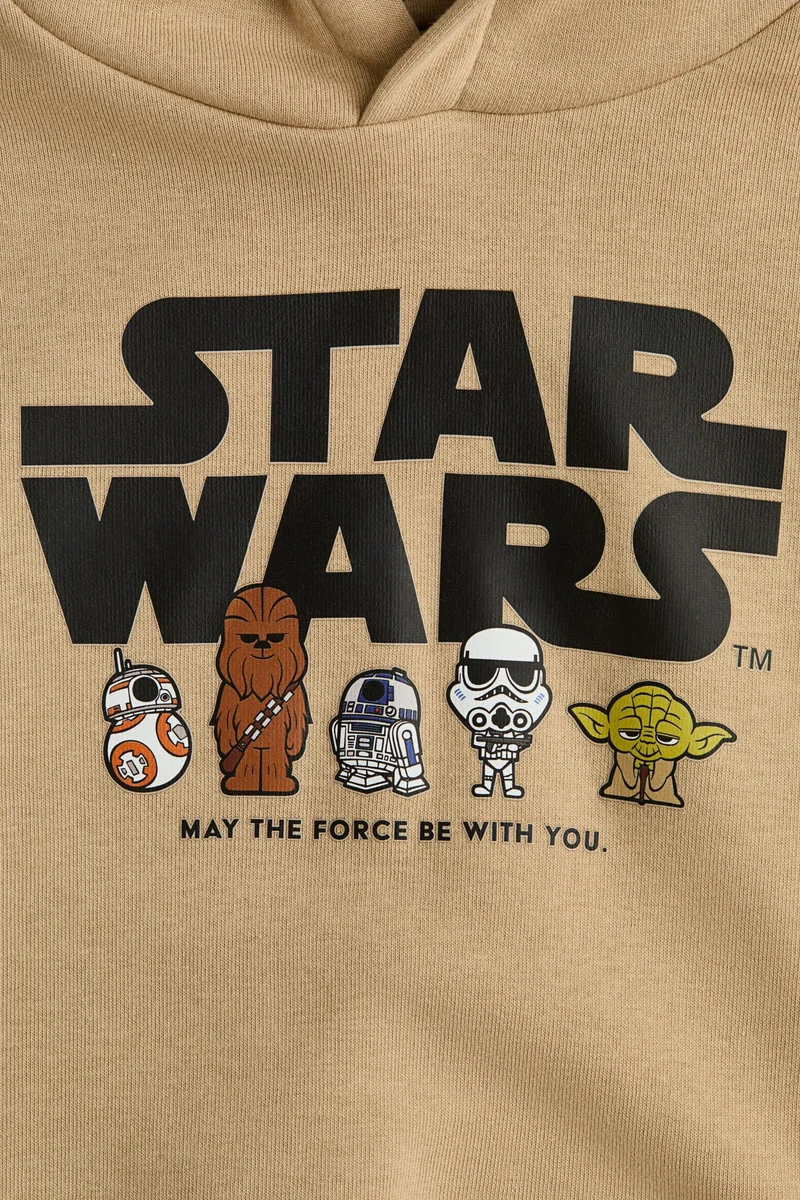 اتش اند ام هودي مُزيّن بعبارة مطبوعة