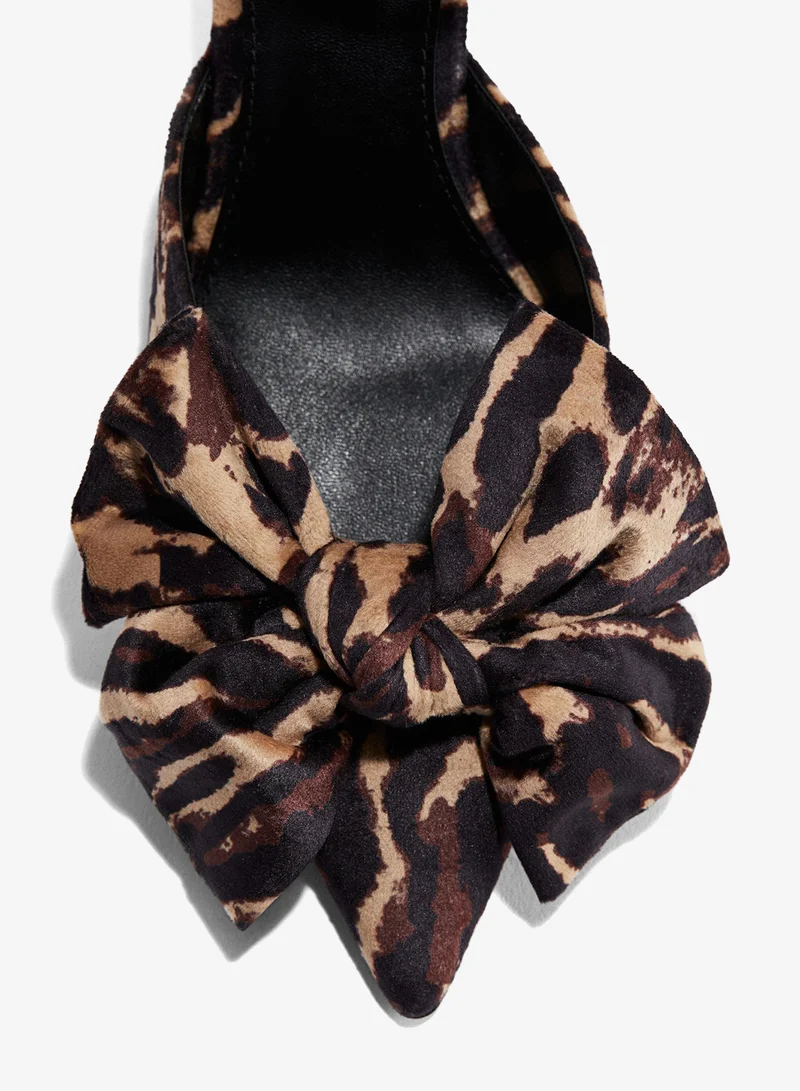 اتش اند ام حذاء كورت من الفيلور بتفاصيل فيونكة