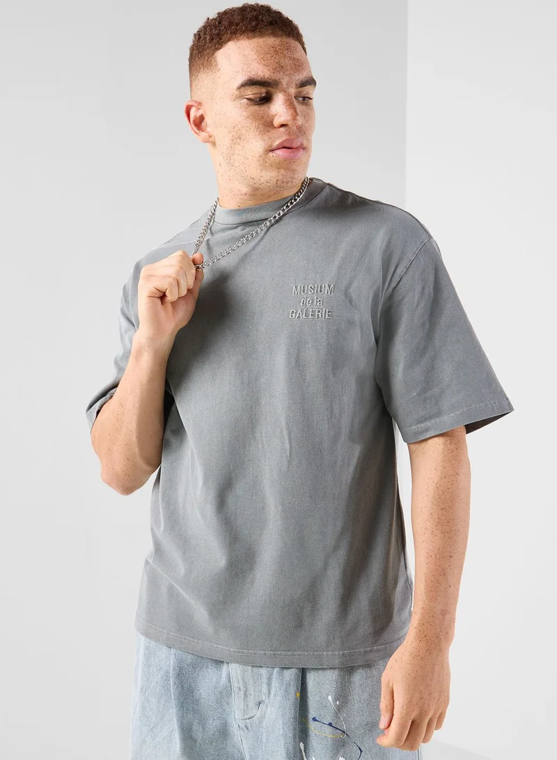 MUSIUM DIV. Logo T-Shirt
