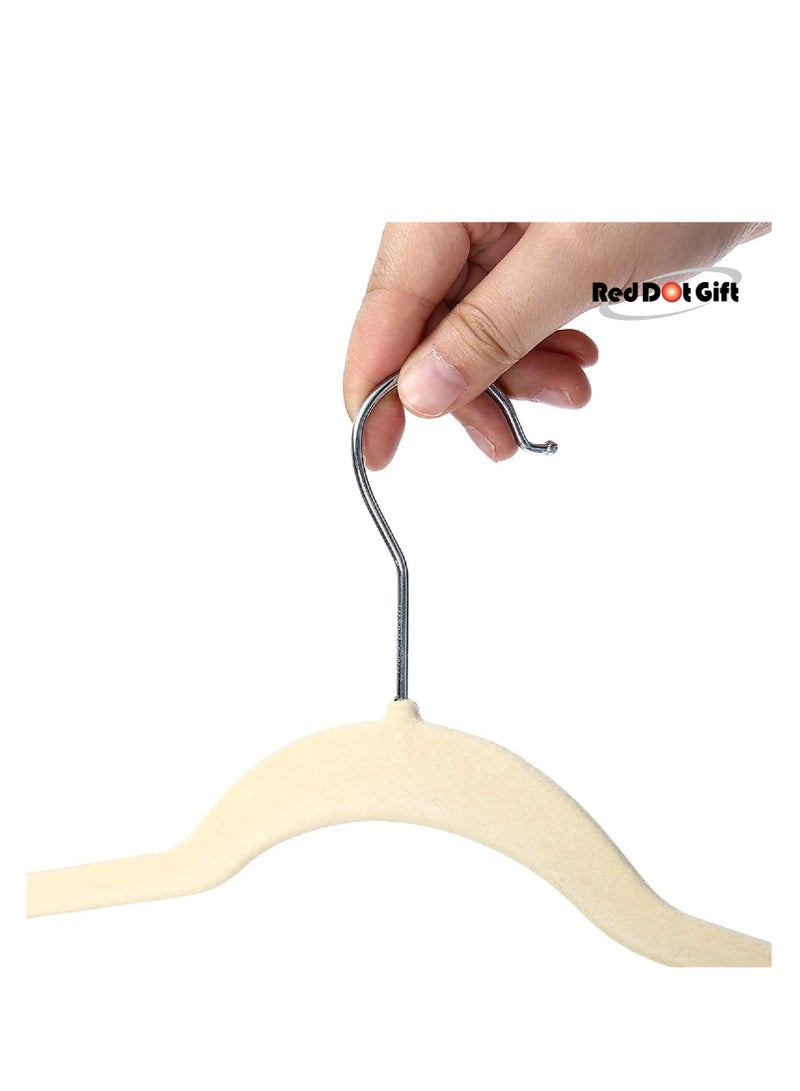 Red Dot Gift 50 قطعة من الشماعات المخملية غير القابلة للانزلاق باللون البيج مع خطاف يدور بزاوية 360 درجة، متينة ونحيفة - Image 4