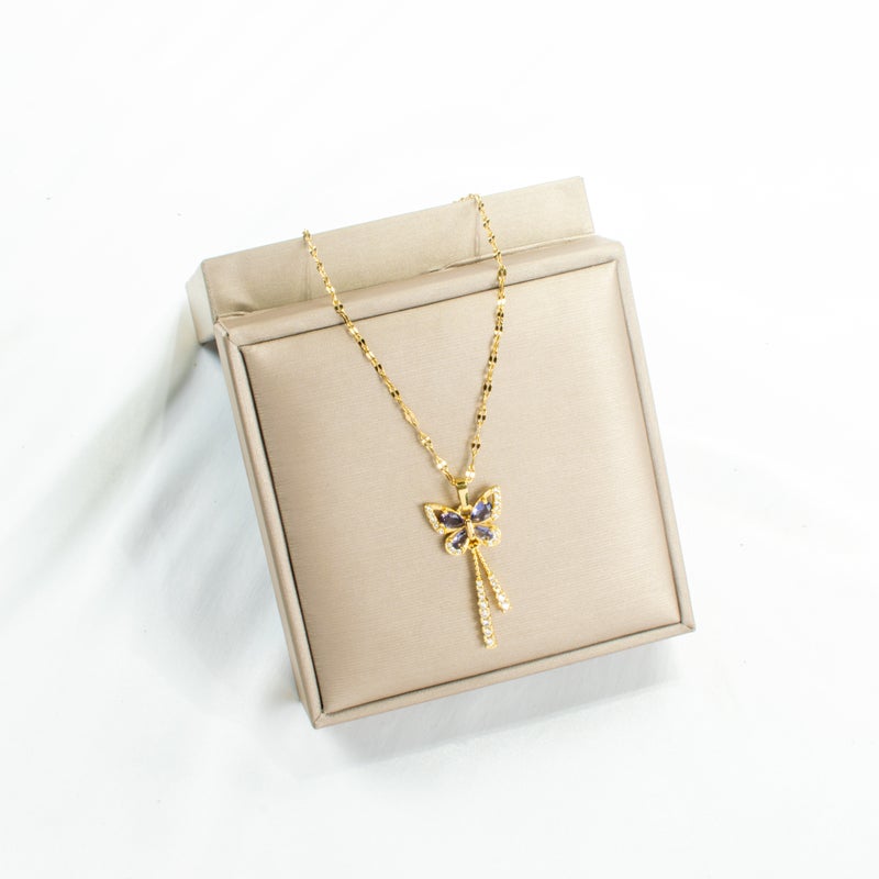 سلسلة أستانليس ستيل ذهبي مع دلاية شكل فراشة بنفسجي مرصعة بفصوص الزيركون - Image 1