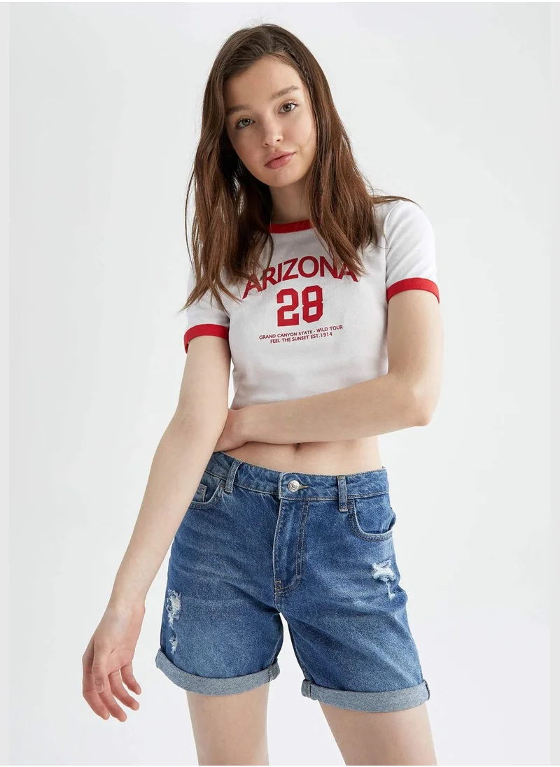 ديفاكتو Fitted Short Sleeve Slogan Print Crop Top