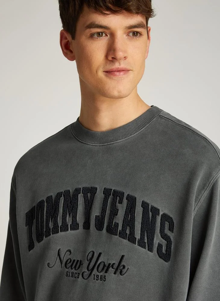 TOMMY JEANS Graphic Logo Sweatshirt