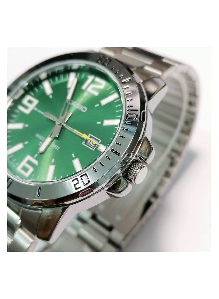 كاسيو ساعة كوارتز أنالوج بمينا خضراء من الفولاذ المقاوم للصدأ للرجال MTP-VD01D-3BV - Image 2