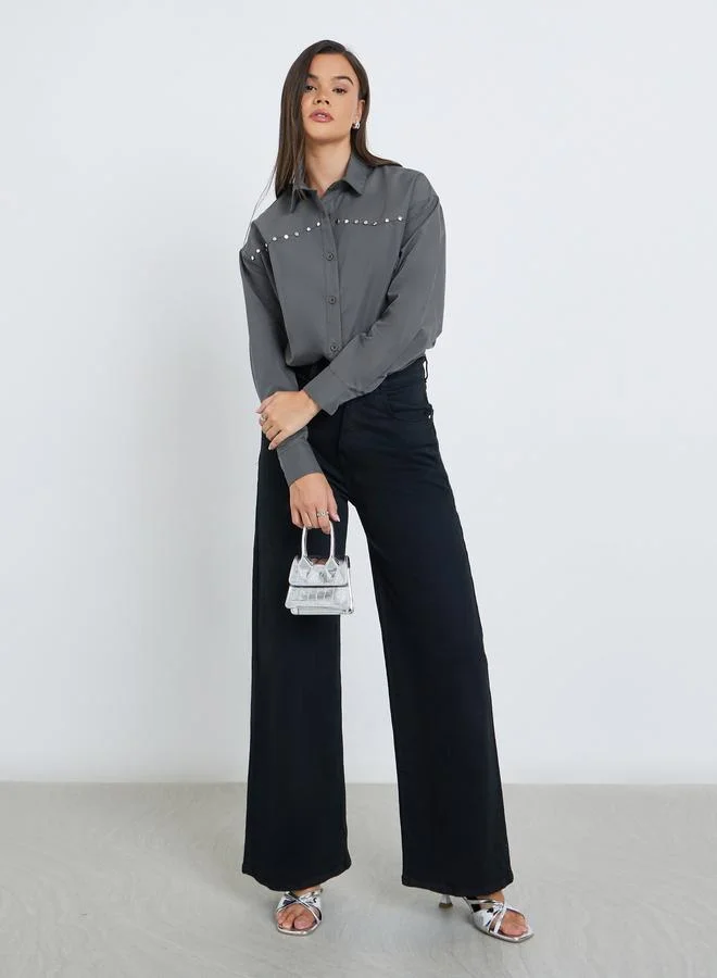 ستايلي بلوزة بتفاصيل مُنمقة وياقة سبريد