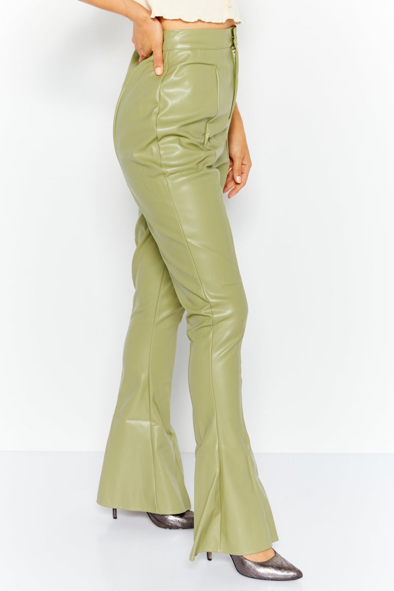 Missguided سروال نسائي طويل من الجلد الصناعي، كاكي - Image 3