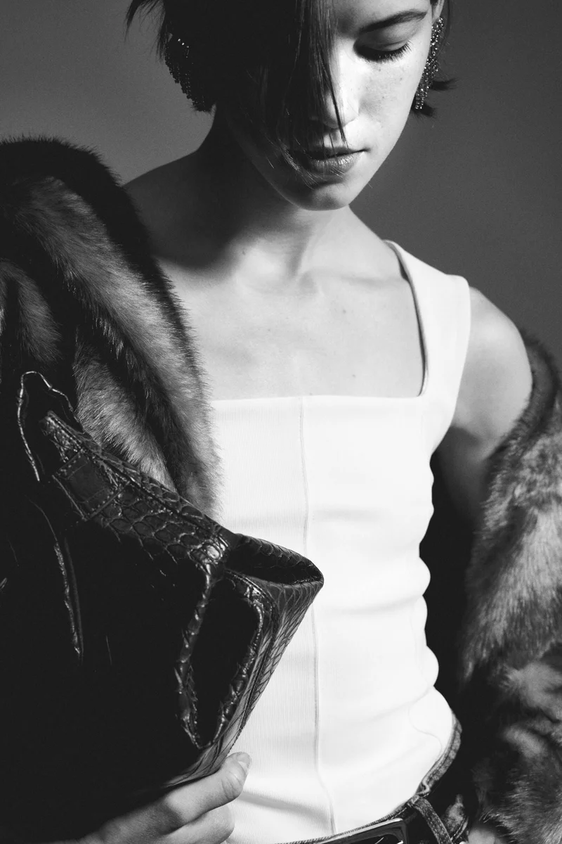 اتش اند ام بلوزة فيست بقبّة مربعة