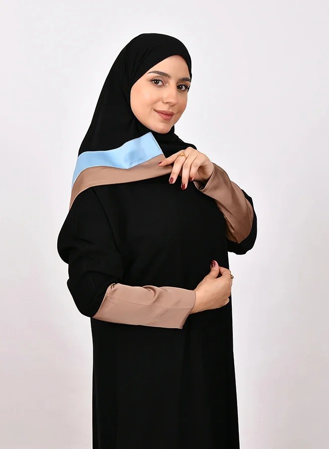 عبايات لمحة عباية سوداء أنيقة بتصميم كولور بلوك (أزرق فاتح وبيج) - إطلالة عصرية فاخرة