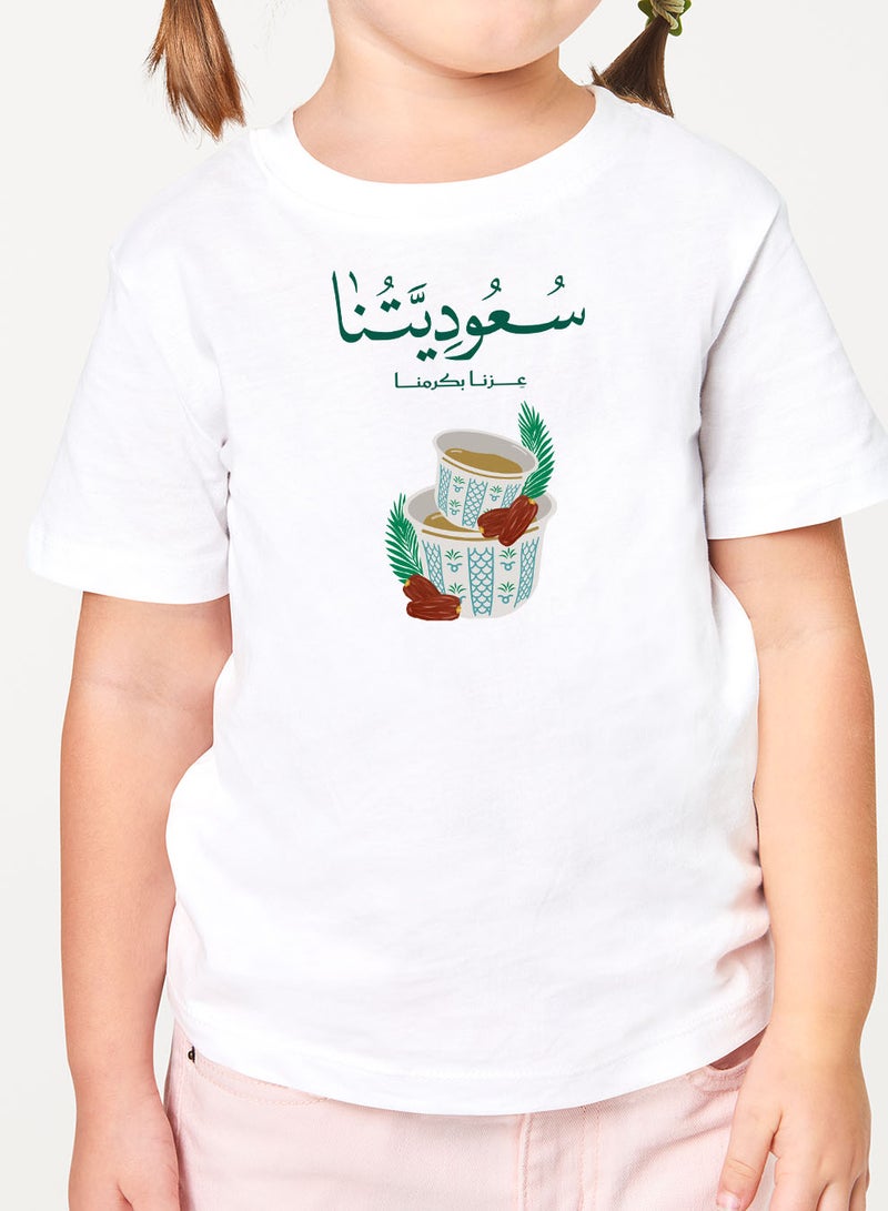 لوحة تيشيرت قطن للأطفال مناسب للأولاد والبنات لمناسبة اليوم الوطني السعودي أو للفخر بالانتماء للوطن في كل الأوقات - Image 2