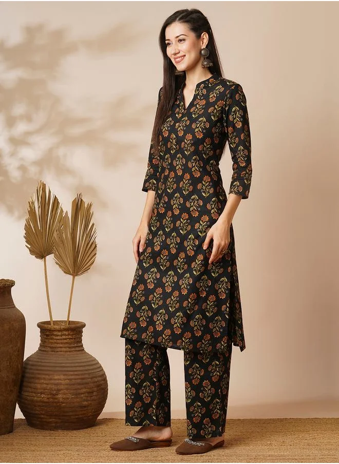 جلو باص Globus Women Black Mandarin Neck Floral Block Print Straight Kurta With Printed Elasticated Pants Workwear Set by Styli
