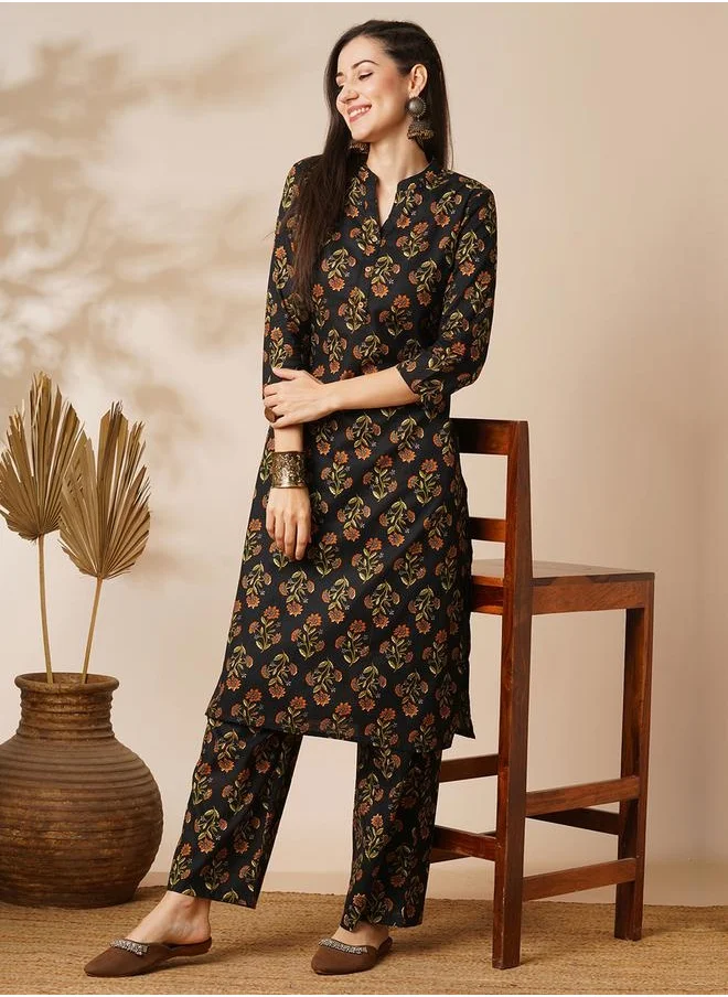 جلو باص Globus Women Black Mandarin Neck Floral Block Print Straight Kurta With Printed Elasticated Pants Workwear Set by Styli