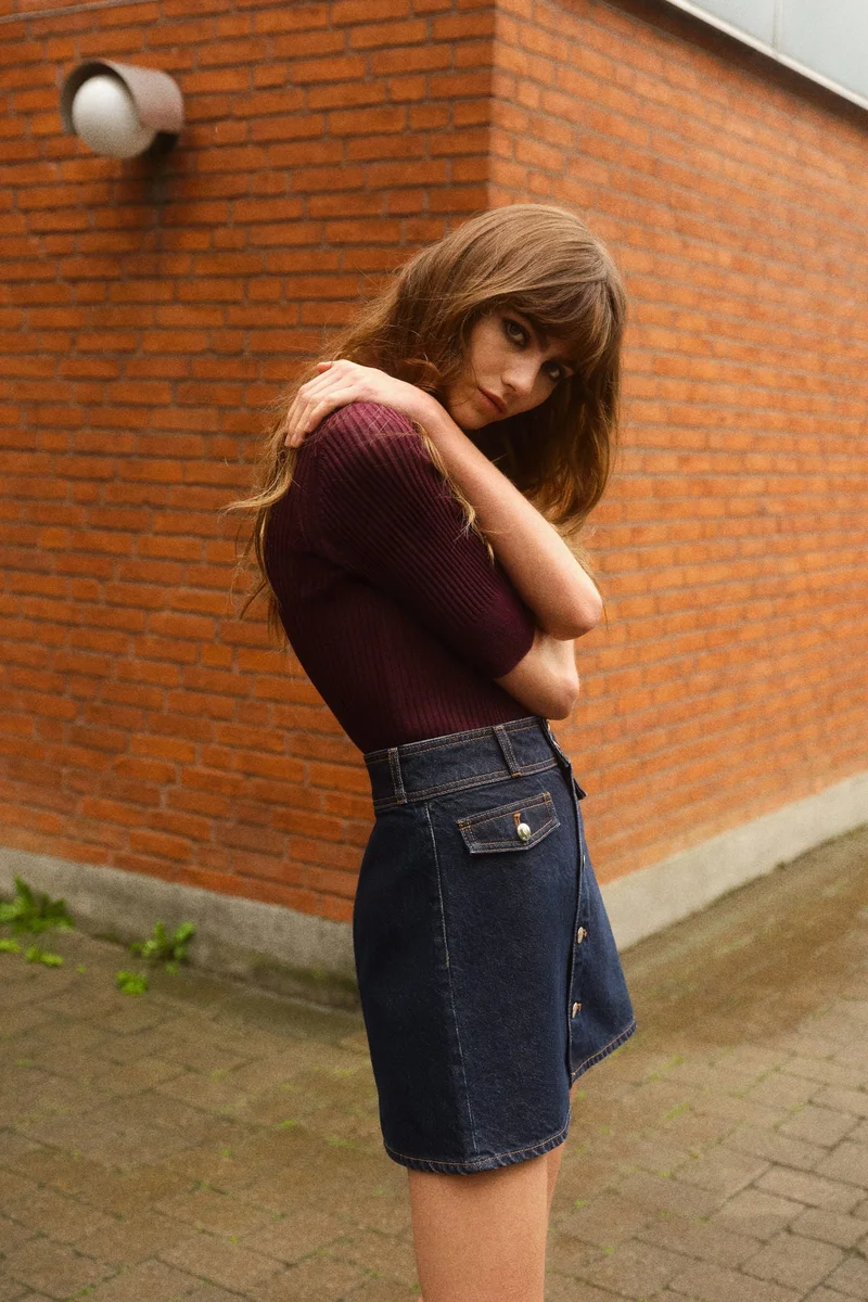 اتش اند ام تنورة ميني بقصّة A من الدنيم