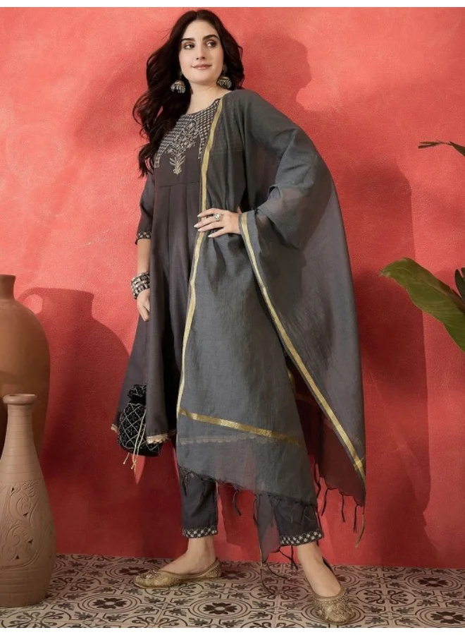 أيه كيه إس طقم كورتا مطرز باللون الرمادي مع شال حريري