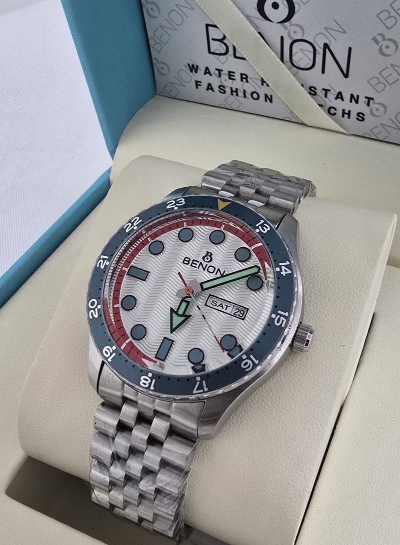 Men's watch with a stainless steel bracelet and hands, water resistant