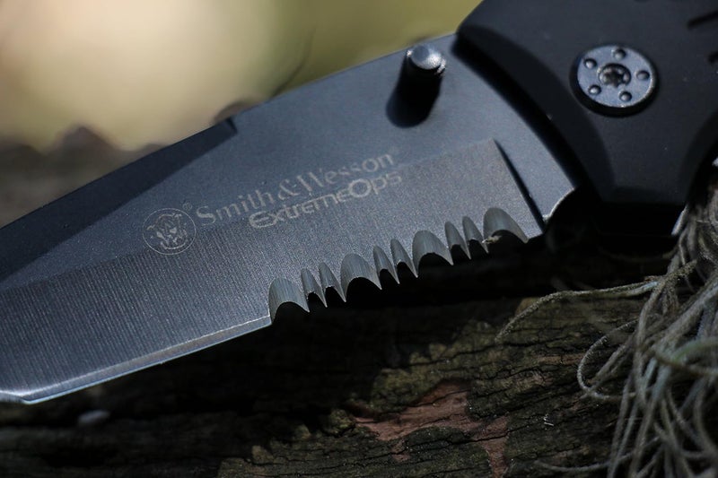 Smith & Wesson سكين قابل للطي من الفولاذ المقاوم للصدأ عالي الكربون SWFR2S بطول 8 بوصات مع شفرة مسننة بطول 3.3 بوصة ونقطة تانتو ومقبض من الألمنيوم للاستخدام الخارجي والتكتيكي والبقاء اليومي - Image 3