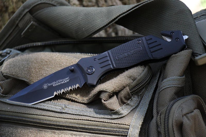 Smith & Wesson سكين قابل للطي من الفولاذ المقاوم للصدأ عالي الكربون SWFR2S بطول 8 بوصات مع شفرة مسننة بطول 3.3 بوصة ونقطة تانتو ومقبض من الألمنيوم للاستخدام الخارجي والتكتيكي والبقاء اليومي - Image 4