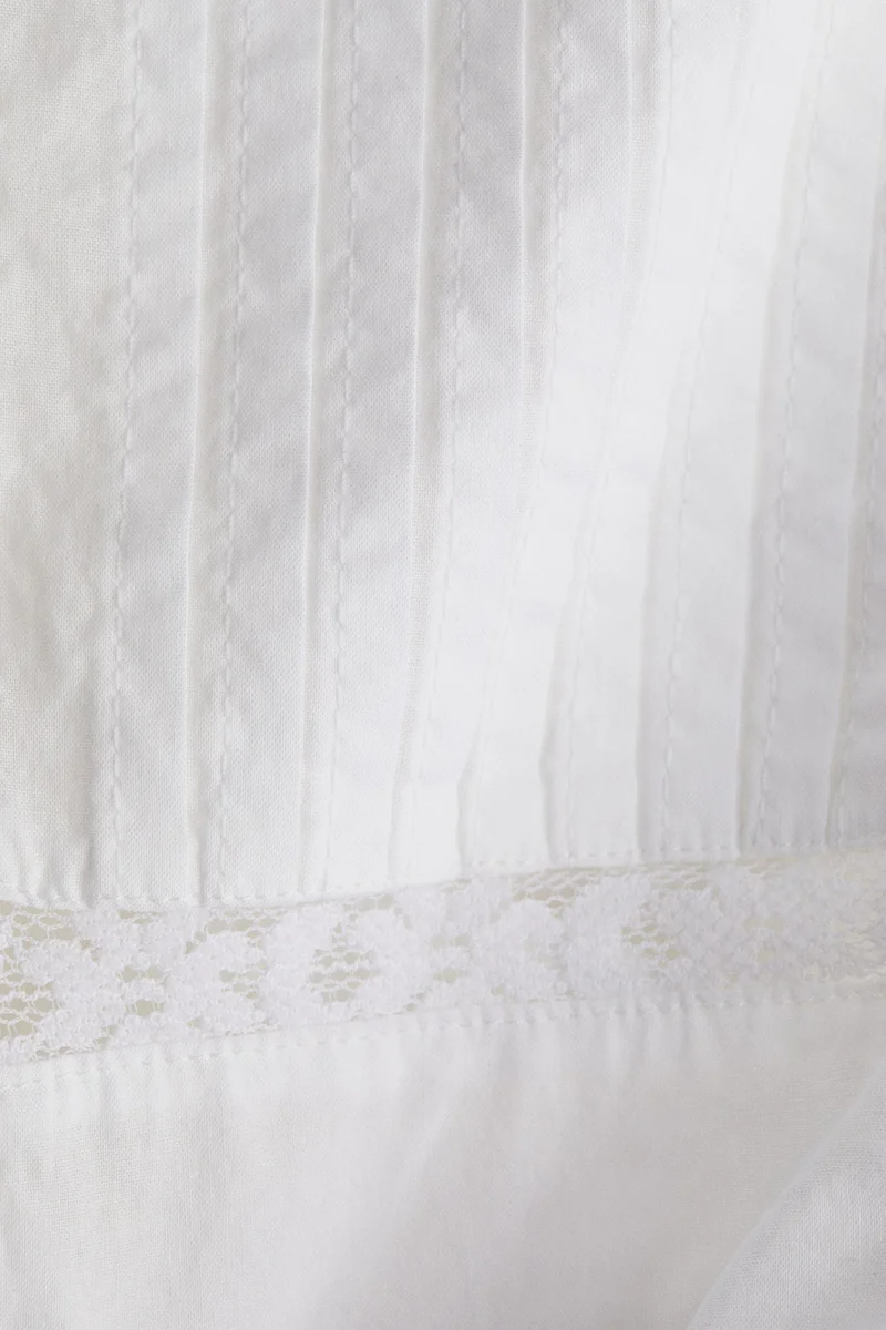 اتش اند ام بلوزة بحمالات وحافة مكشكشة