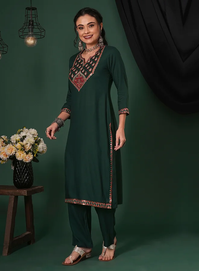 جلو باص طقم من بنطال وكورتا بتفاصيل مُطرزة