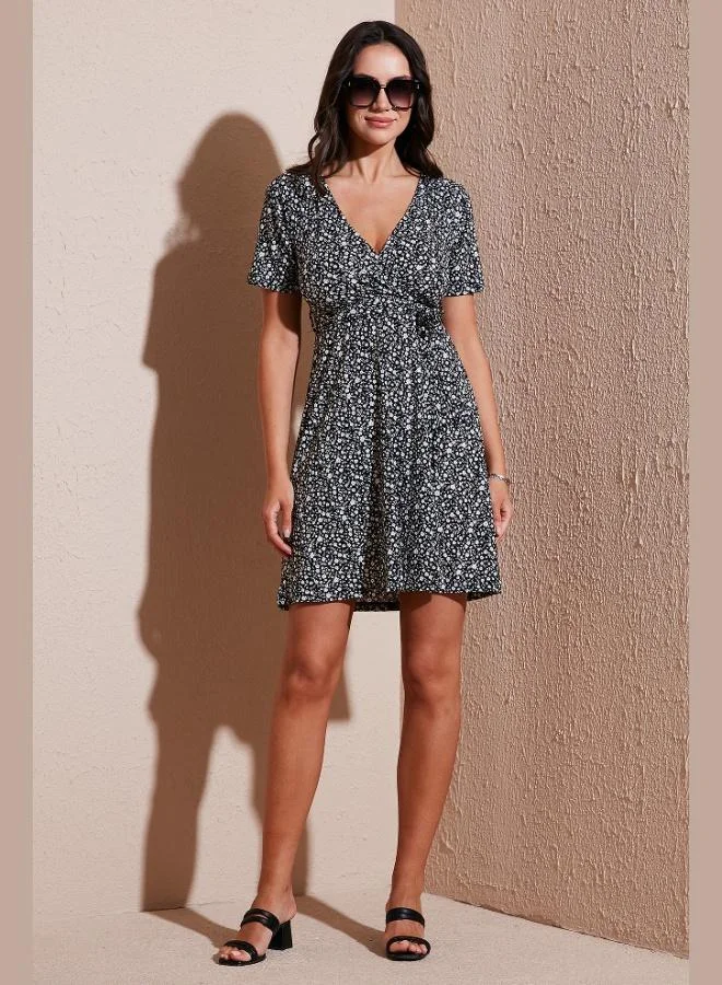 ليلا فستان نسائي بياقة مزدوجة ورباط خصر مضلع