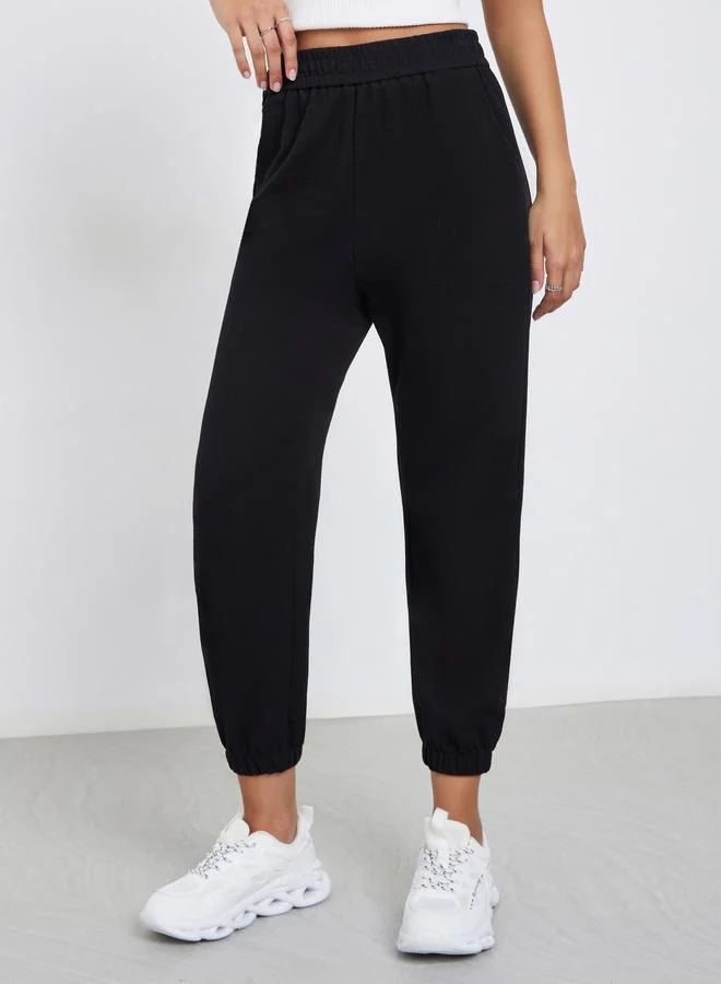 Styli Solid Elastic Waist Cuffed Cropped Joggers