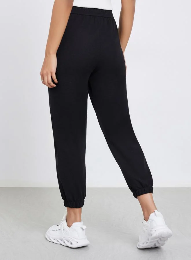 Styli Solid Elastic Waist Cuffed Cropped Joggers