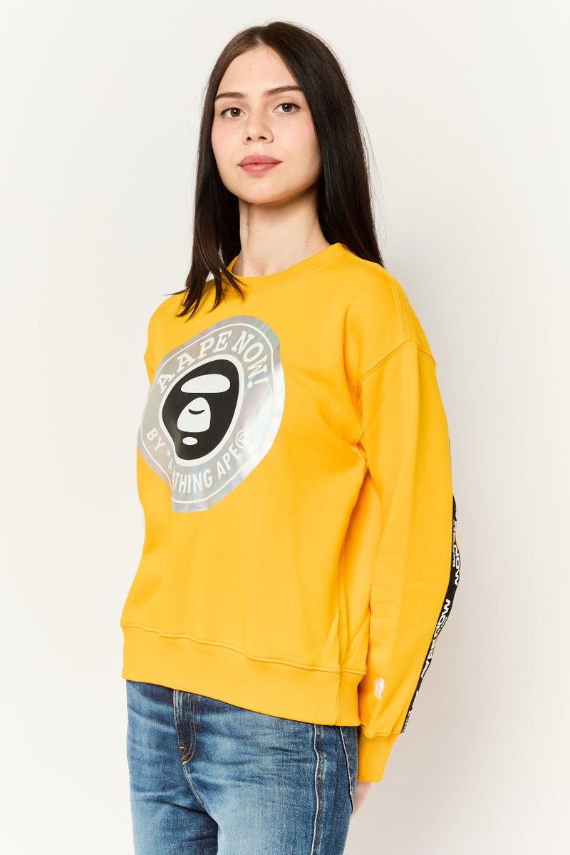 Aape By A Bathing Ape سويت شيرت نسائي بياقة دائرية بشعار العلامة التجارية، أصفر - Image 3