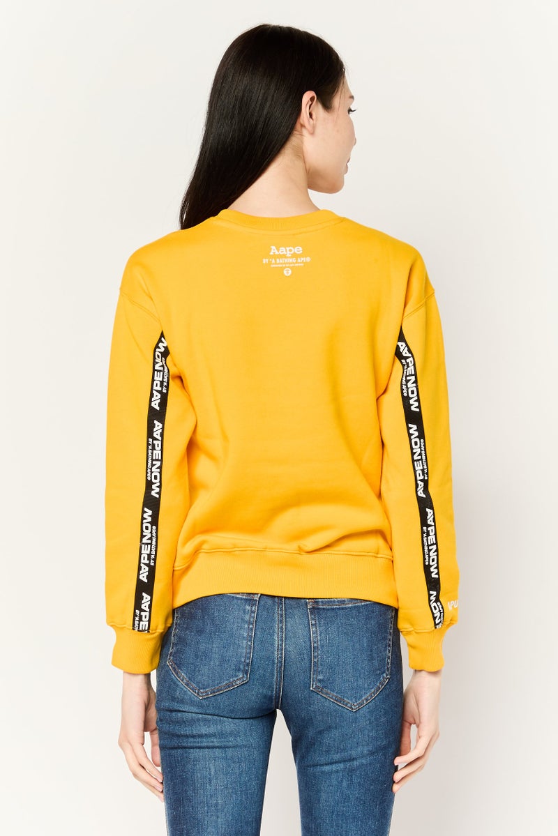 Aape By A Bathing Ape سويت شيرت نسائي بياقة دائرية بشعار العلامة التجارية، أصفر - Image 4