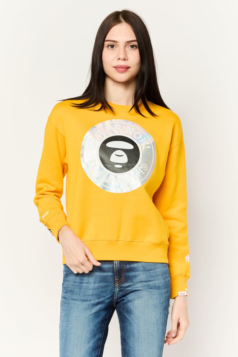 Aape By A Bathing Ape سويت شيرت نسائي بياقة دائرية بشعار العلامة التجارية، أصفر - Image 1