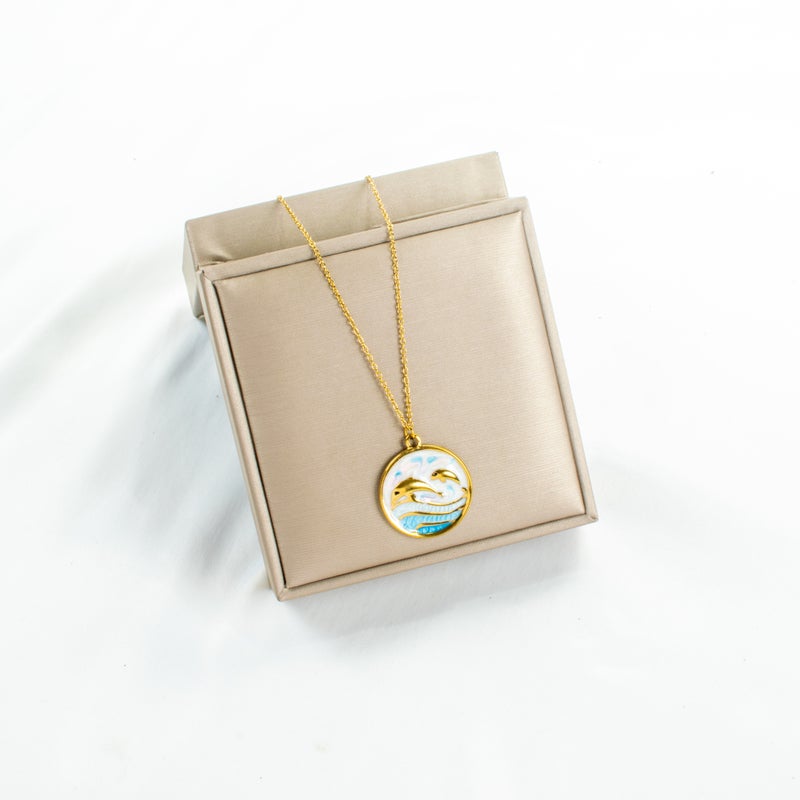 سلسلة أستانليس ستيل ذهبي مع دلاية شكل دولفين بألوان متعددة - Image 2