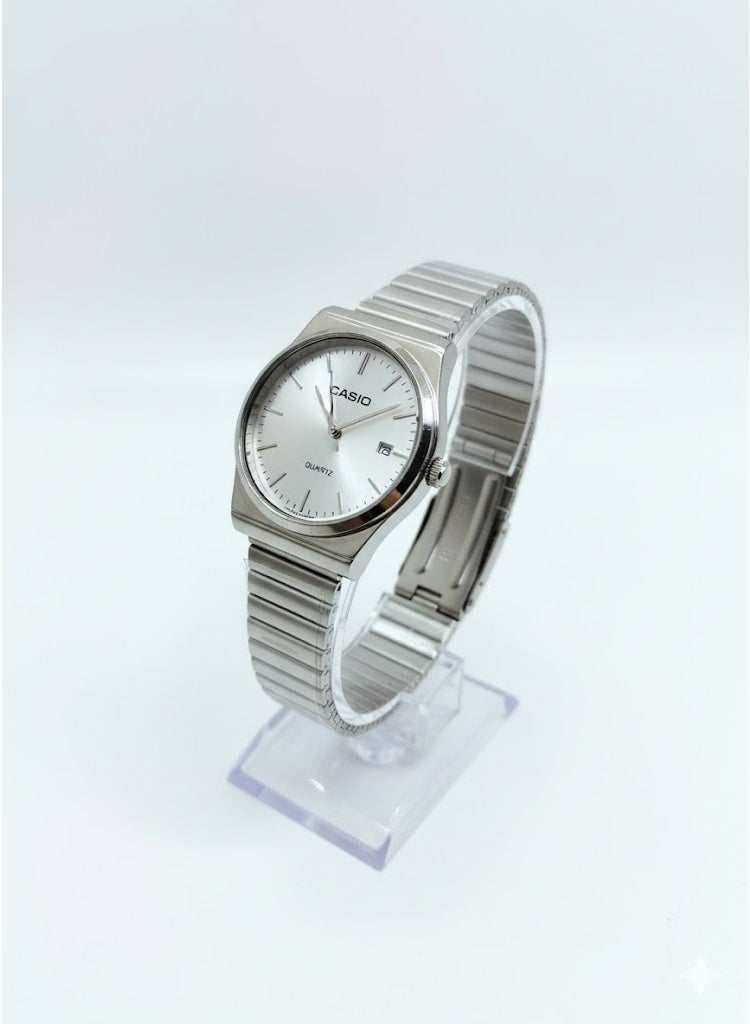 كاسيو ساعة كاسيو الكلاسيكية التناظرية للرجال/للجنسين - لون فضي، هيكل دائري، ميناء أبيض/فضي، سوار مرن من الفولاذ المقاوم للصدأ، عرض التاريخ - Image 1