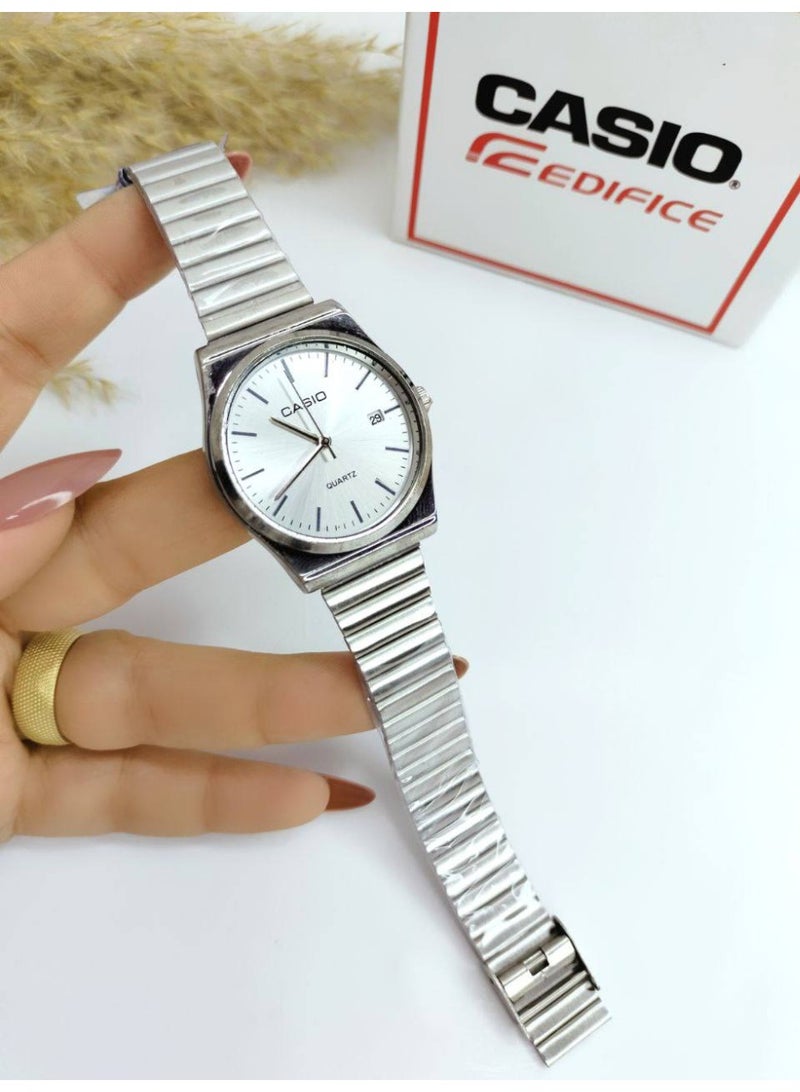 كاسيو ساعة كاسيو الكلاسيكية التناظرية للرجال/للجنسين - لون فضي، هيكل دائري، ميناء أبيض/فضي، سوار مرن من الفولاذ المقاوم للصدأ، عرض التاريخ - Image 2