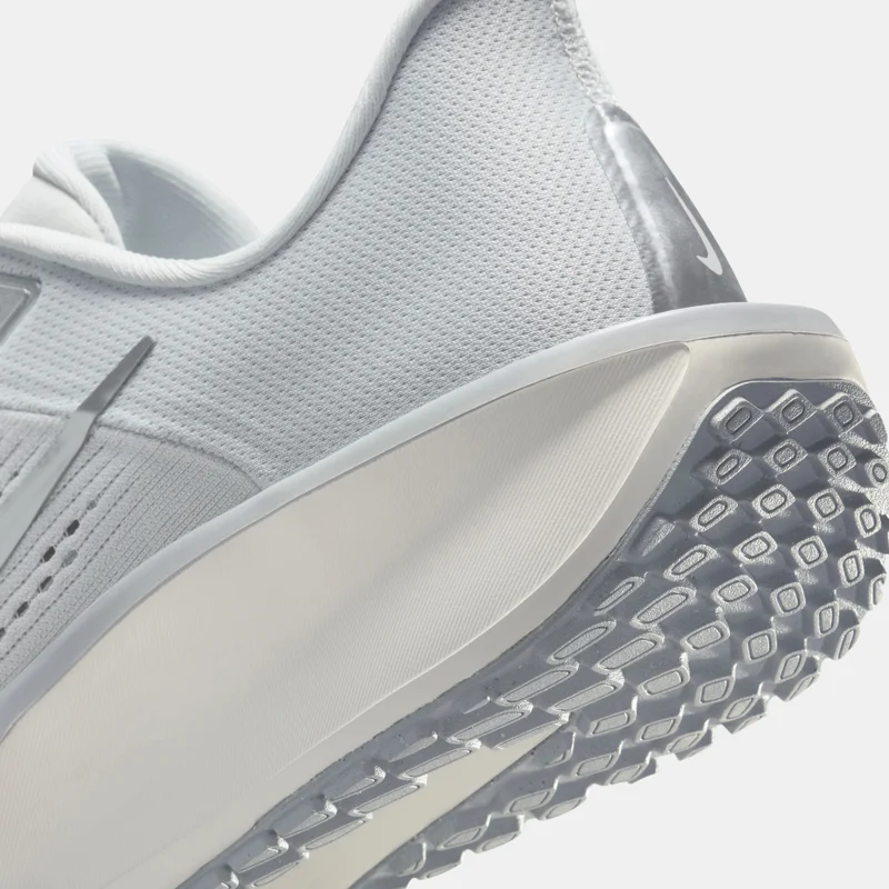 Nike Women's Quest 6 Road Running Shoes