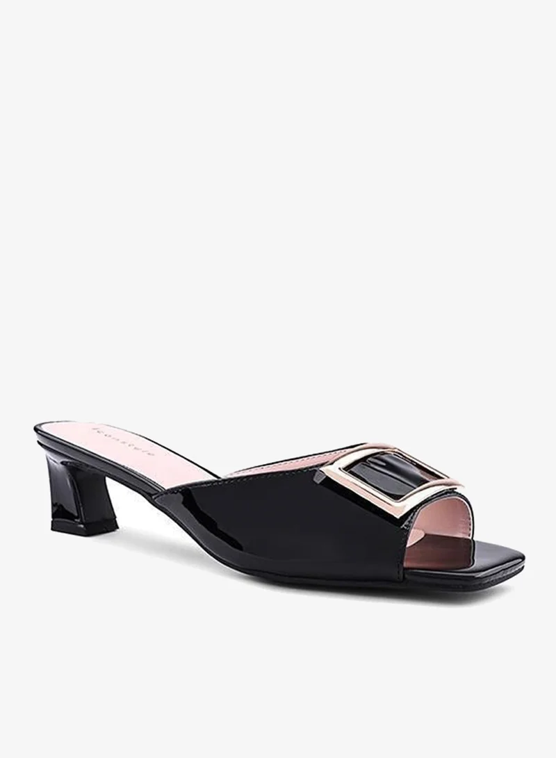 أيقون صنادل بكعب مزينة بأشرطة