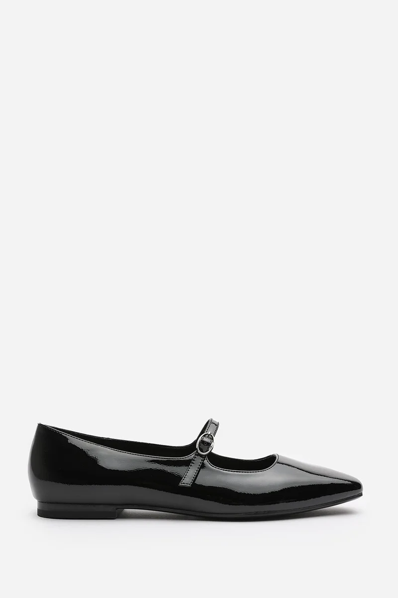 ويرز ذات فروم 'Jordan' Wide Fit Mary Jane Flats With Buckle Strap