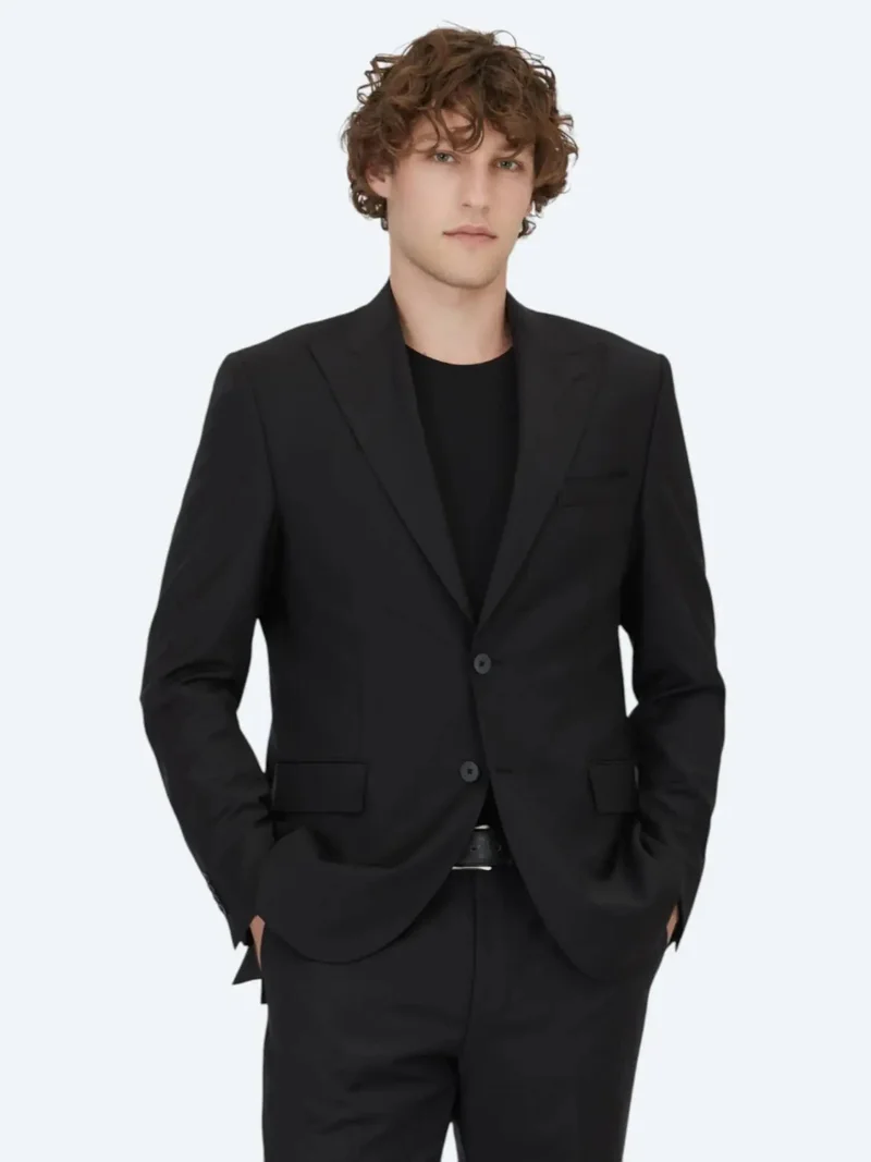 كيب بدلة سوداء سادة بقصة عصرية من مزيج الصوف