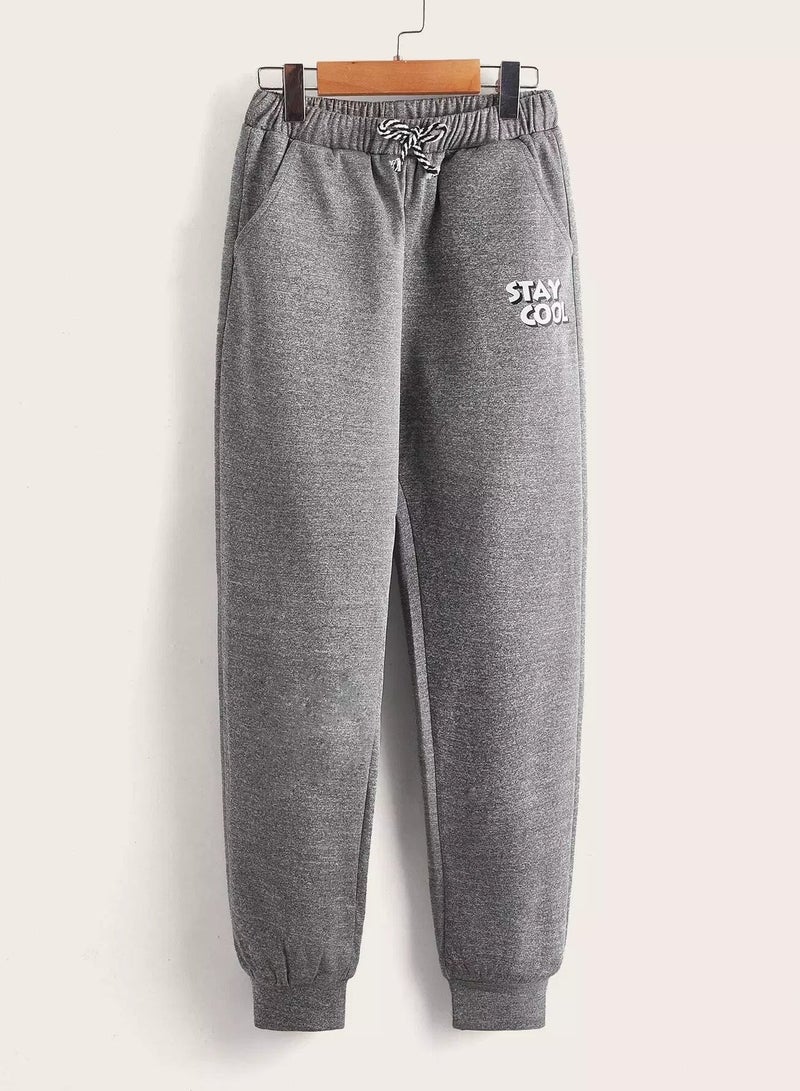 بنطال رياضي برباط خصر مزين بشعار جرافيكي للأولاد - Image 1