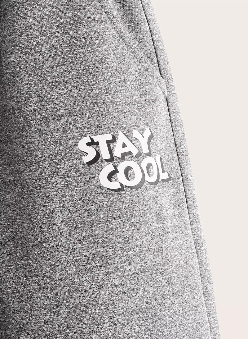 بنطال رياضي برباط خصر مزين بشعار جرافيكي للأولاد - Image 4