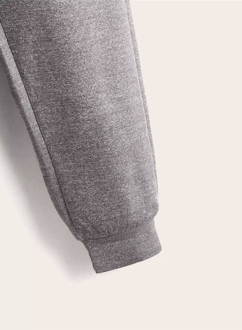 بنطال رياضي برباط خصر مزين بشعار جرافيكي للأولاد - Image 3