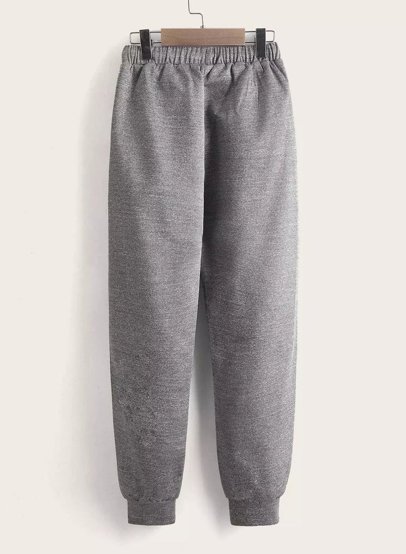 بنطال رياضي برباط خصر مزين بشعار جرافيكي للأولاد - Image 2