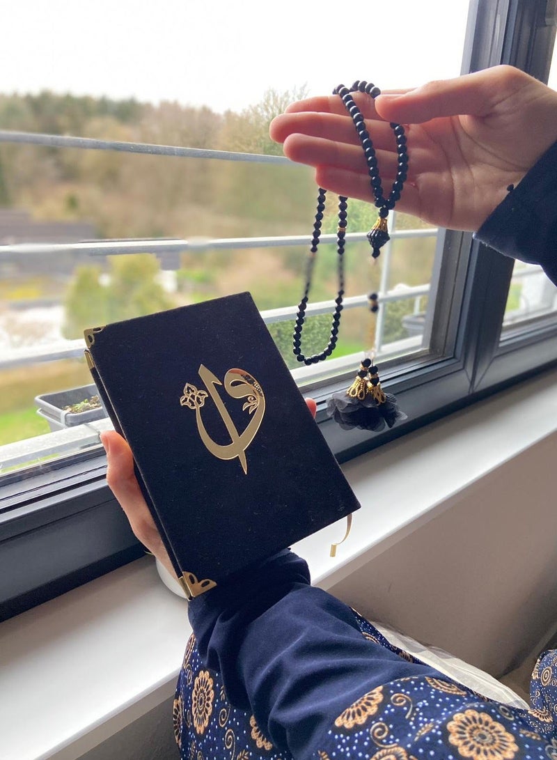 أولودينيز  طقم هدايا فاخرة للصلاة الإسلامية – مصحف مخملي، سجادة أنيقة، مسبحة راقية، وحجاب متناسق - Image 1