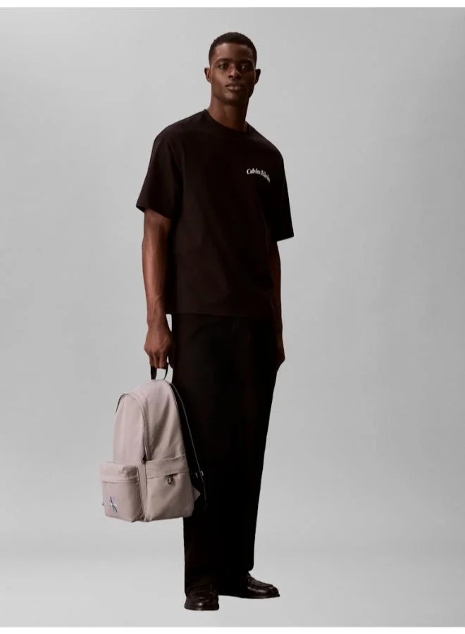 كالفن كلاين حقيبة ظهر دائرية جريئة