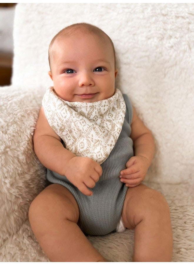 كرين بيبي طقم مريلة كرين بيبي الناعمة القابلة للتعديل من 4 طبقات من قماش الموسلين للأولاد والبنات، ماصة 100% قطن، مطبوعات سفاري، عبوة من 3 قطع، بيج، حضانة حيوانات سفاري - Image 3