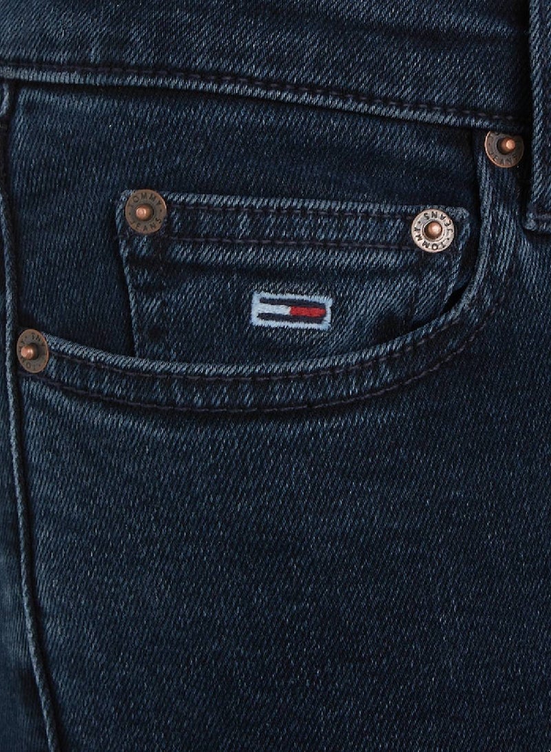 بنطال جينز بقصّة ضيقة