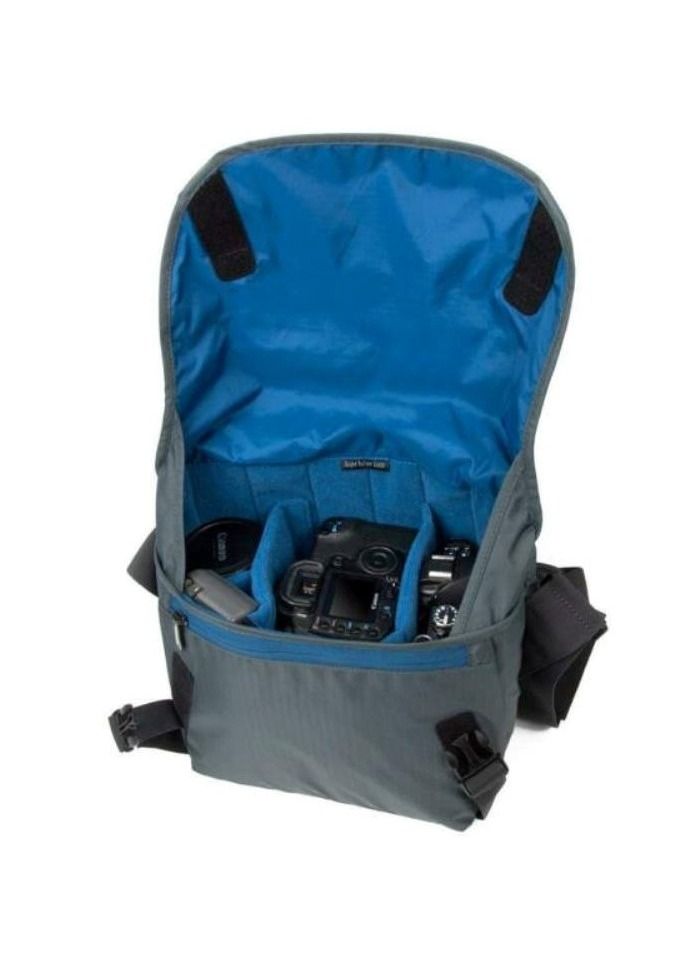 Crumpler Holds a Semi-professional SLR camera with mid-size zoom lens + extra mid size zoom lens, flash and accessories - Image 2